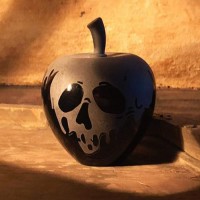 Black glass poisoned Apple small 6cm, by Arribas Disneyland Paris